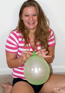 Fat Girl spielt mit einem Ballon