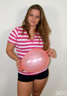 Fat Girl spielt mit einem Ballon