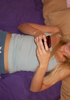teenage babe on bed wants to fuck hard