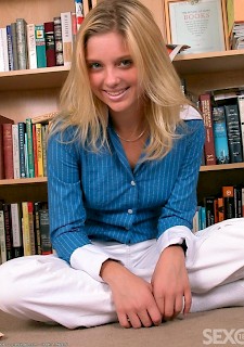 18+ Teen Blondine mit perfekten Körper Streifen in der Bibliothek