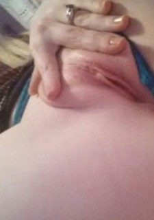GF Teen babe shows her pussy